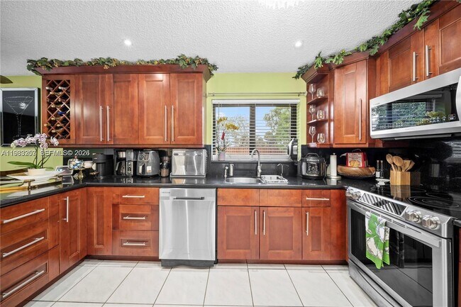 Photo - 2481 Riverdale Dr N