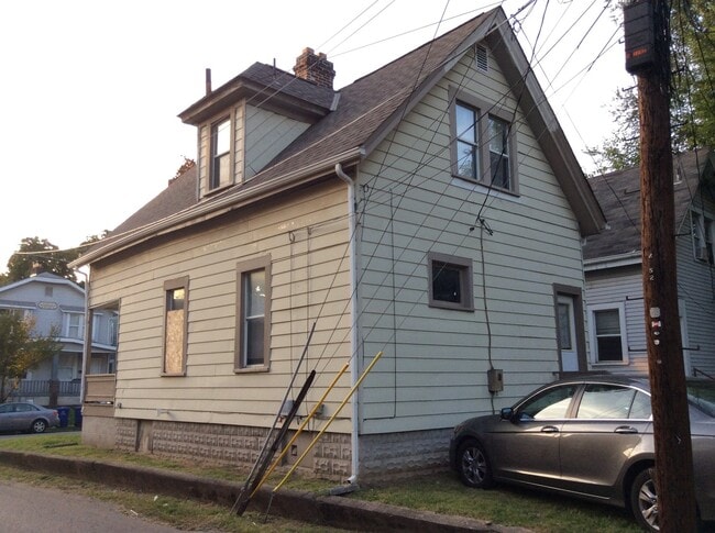Building Photo - 3 bedroom 1 bath single family home with y...
