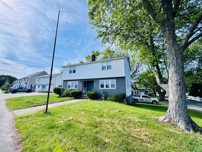 Building Photo - Newly Renovated Year-Round Apartments – St... Unit E