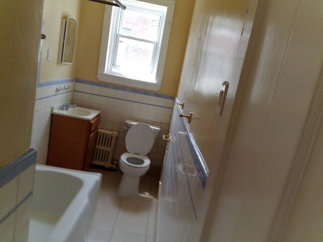 Bathroom - 1126-2 W Rockland St Unit FL3