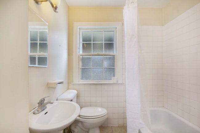 Photo - 1024 Burton St SE