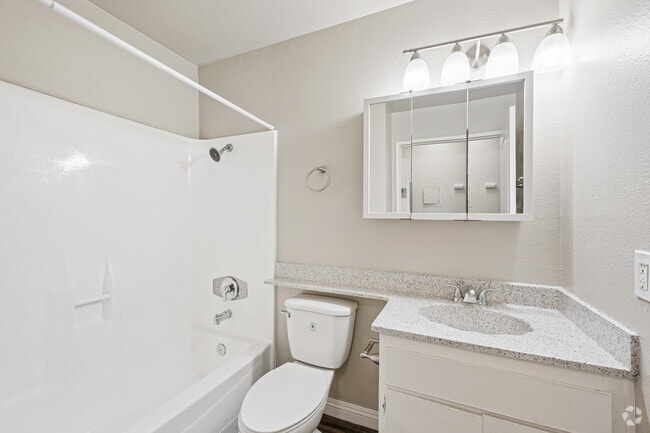 2BR, 2BA - 850SF - Primary Bathroom