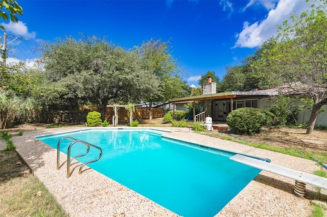 Building Photo - 2307 Monarch Dr