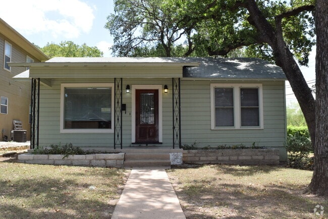 Building Photo - 2 Bedroom off Lake Austin Blvd! Rental
