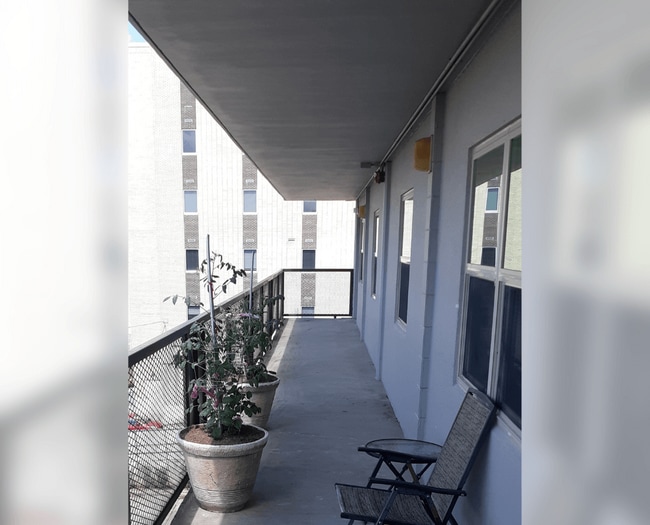 Photo - Deville Manor Apartments