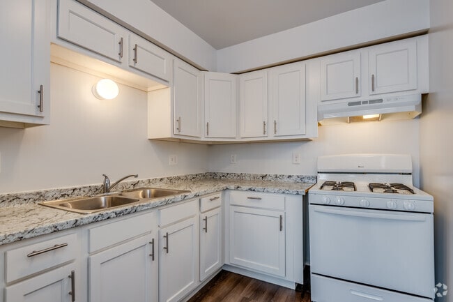 2 BR, 1 BA - 850SF