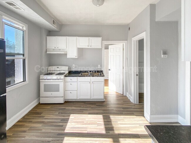 Building Photo - 812 Butterworth St SW Unit 1