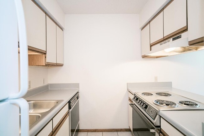 Cocina moderna - Autumn and August Place Apartments