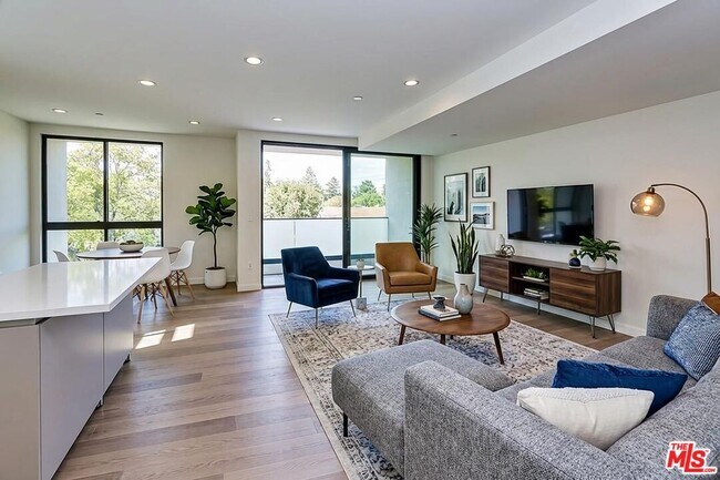 Photo - 328 N Maple Dr Unit 101