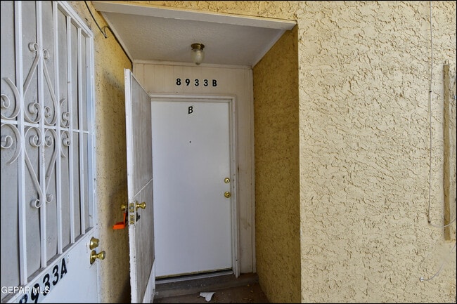 Photo - 8933 Kenneth St