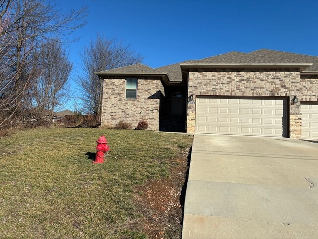 Building Photo - Beautiful 3 bedroom, 2 bath, 2 car garage duplex in Ozark! Spacious, granite with open / split be...