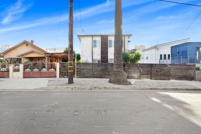 Building Photo - 2 bed / 1 bath Apartment in Echo Park is now available - Parking and in-unit laundry! Unit #3