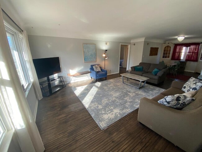 Photo - 106 W 20th St