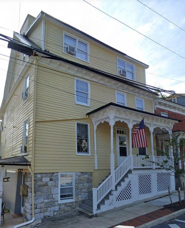 Building Photo - 402 S Cameron St Unit Apt 2