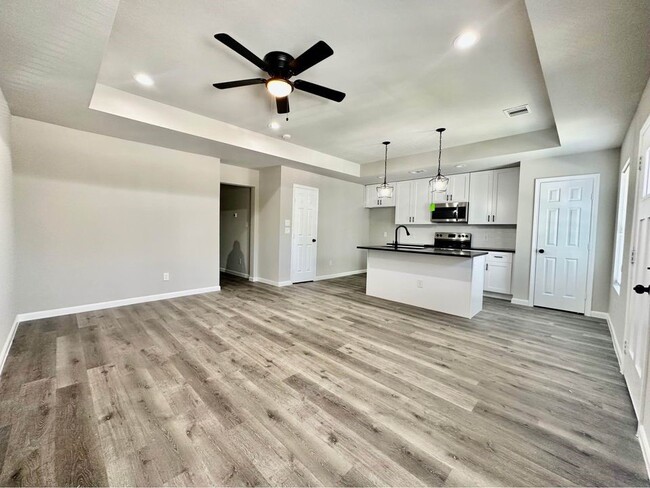 Building Photo - 4302 Hirsch Rd Rental