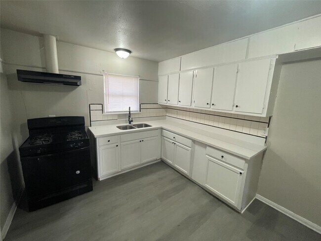 Photo - 6139 Belcrest St