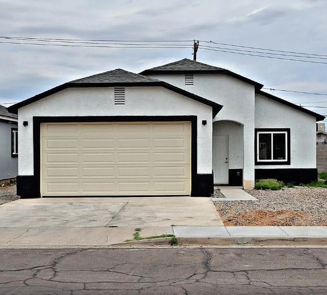 Building Photo - 1112 E 4th St