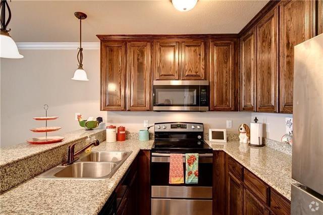 Building Photo - 701 S Lillian Rental