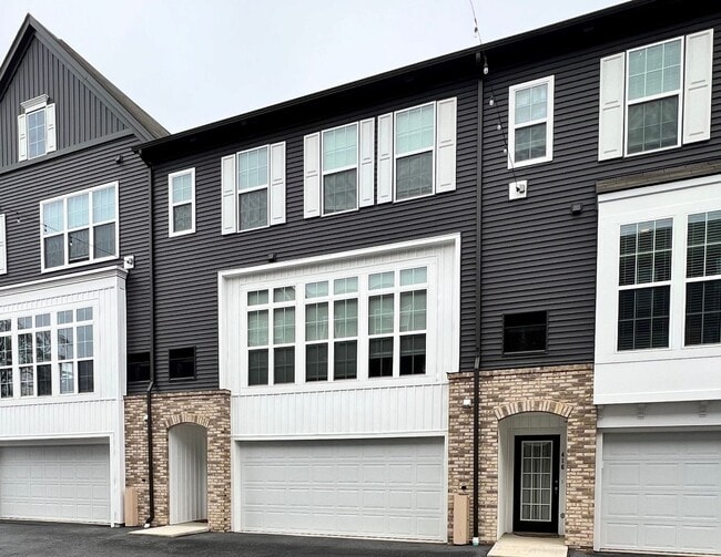 2-bedroom 2.5 bath Luxury Townhome located... - 2-bedroom 2.5 bath Luxury Townhome located...