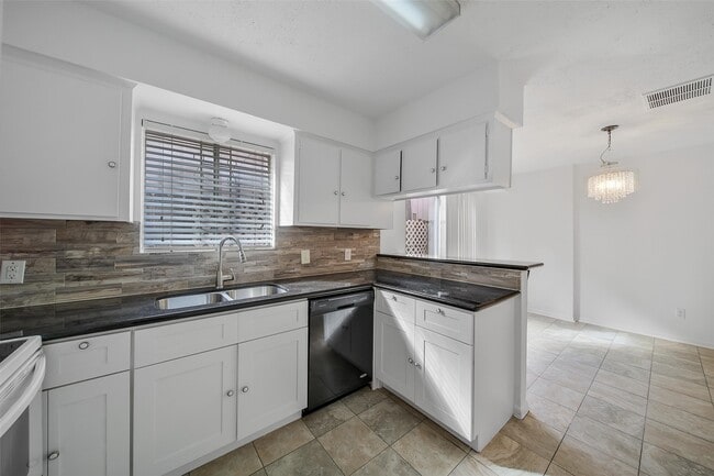 Building Photo - 1403 Blalock Rd Unit 15