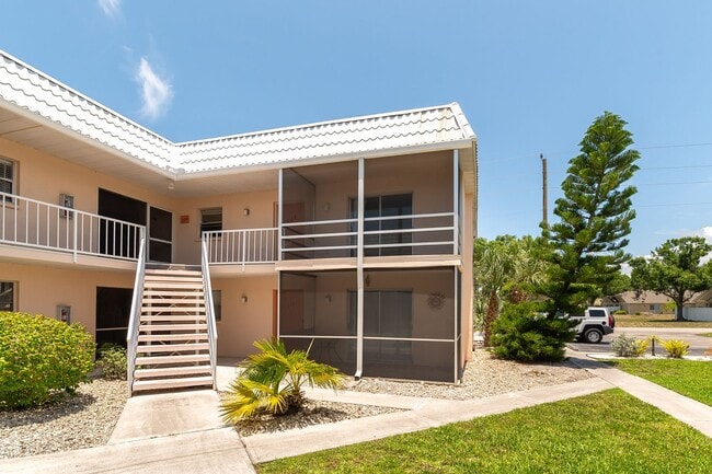 Building Photo - FURNISHED 2 DOUBLE BEDROOM CONDO - CLOSE T...
