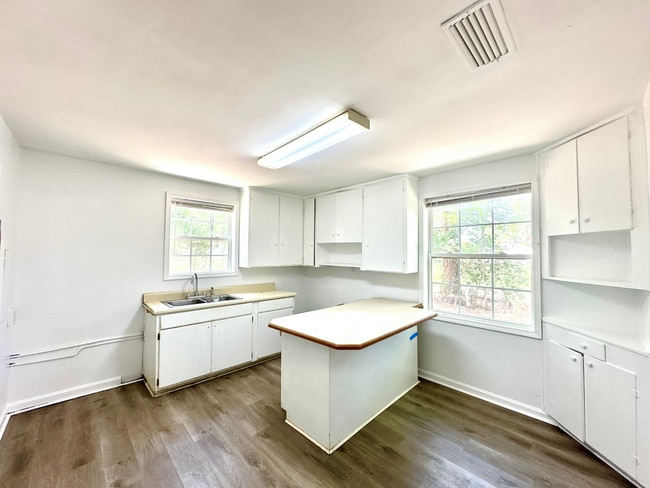 Photo - 1104 Williams St