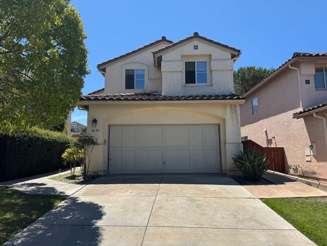 Building Photo - Rent a Beautiful Home Backing the Golf Cou...