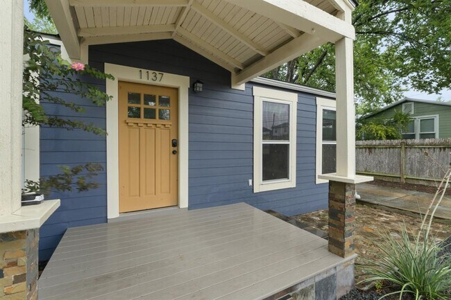 1137 Nickols Ave