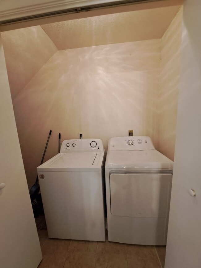 Photo - 1112 Leslie Cir