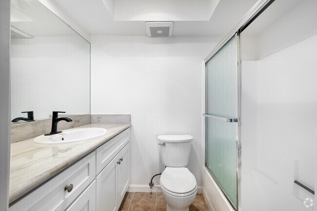 2BR, 2BA - 900SF - Primary Bathroom