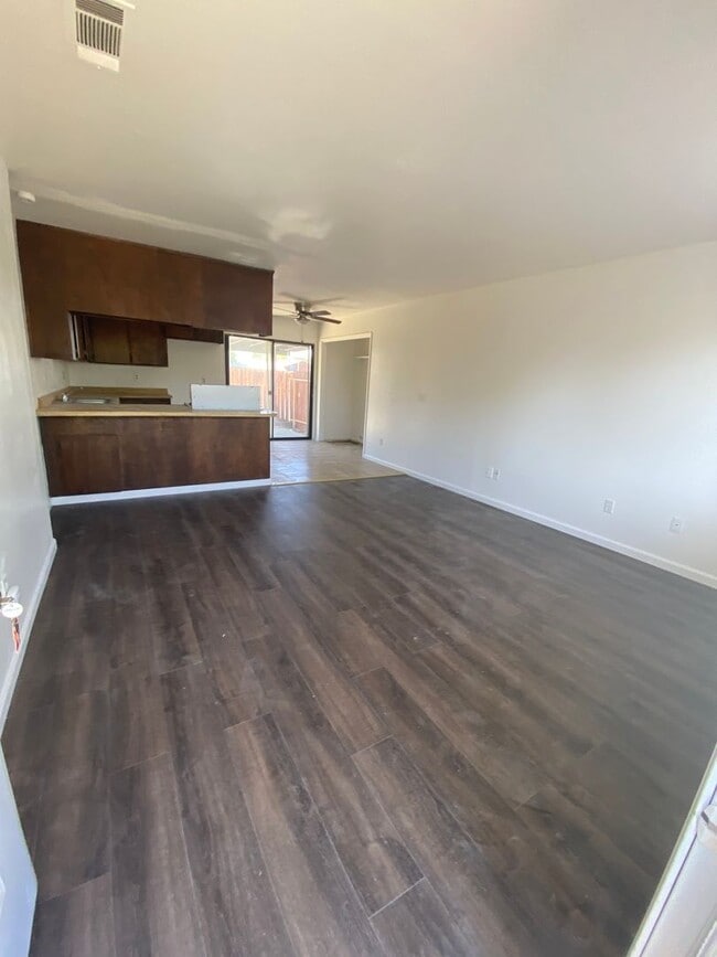 Building Photo - 1023 W 7th St Unit 1025 W. 7th Street Rental