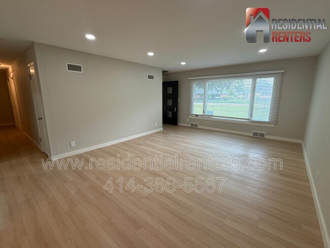 Photo - 205 N 165th St