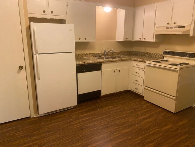 Photo - 1 Bed + 1 Bath - Spacious Townhome close to Campus and Park Unit HS1108D
