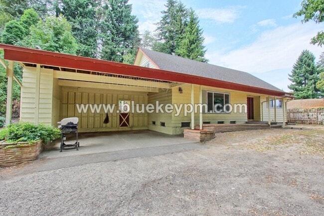 Building Photo - 5 Bedrooms, 2.5 Bathrooms Home in Oregon City