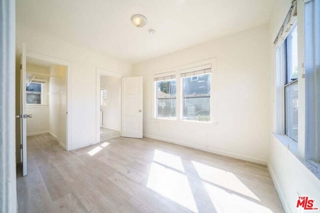 Photo - 433 E 41st Pl