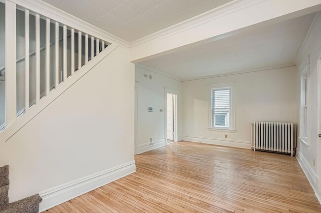 Photo - 595 Hawthorne Ave E