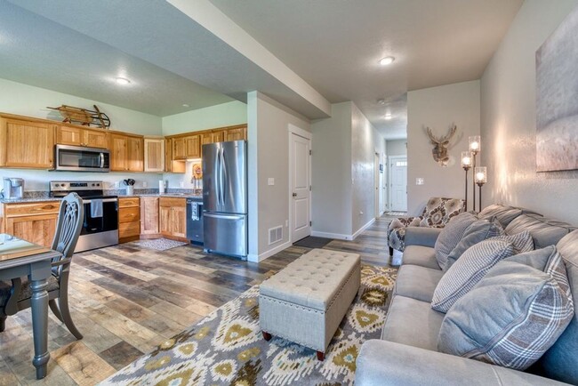 Beautiful 3 bedroom, 2 bathroom townhome i... - Beautiful 3 bedroom, 2 bathroom townhome i...