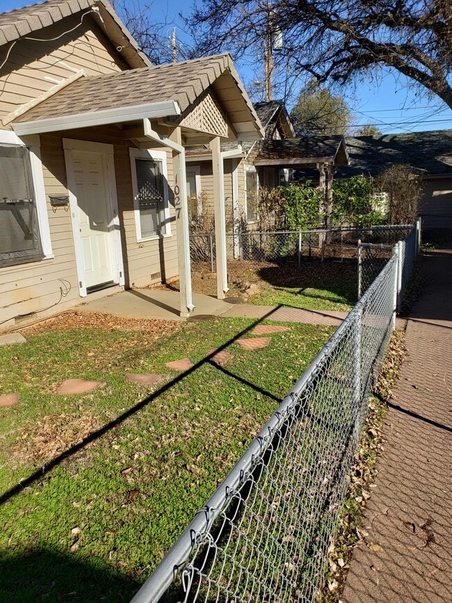 Building Photo - 1 Bedroom/1 Bath Cottage Near Downtown Redding Unit 1027 West Street