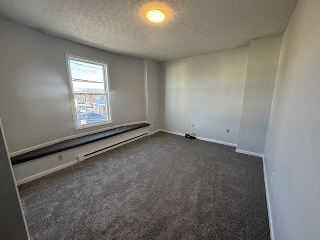 Building Photo - 731 Main St