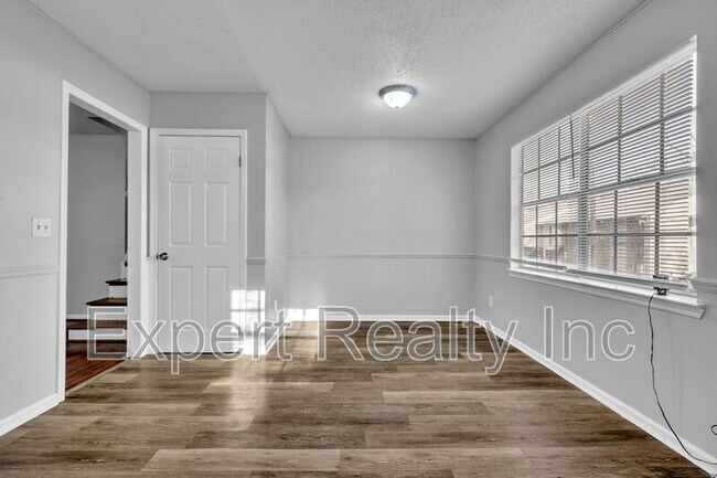 Photo - 624 Cresap Cir NE