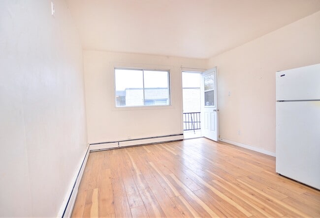 Building Photo - 5665 Boul Henri-Bourassa E Unit 25