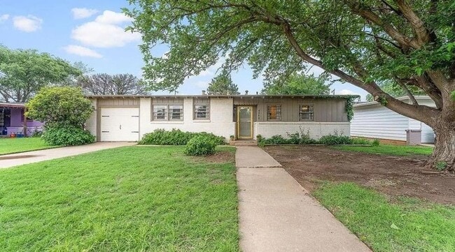 Building Photo - PRE-LEASING for JULY - Modern Chic 3 Bedroom Home