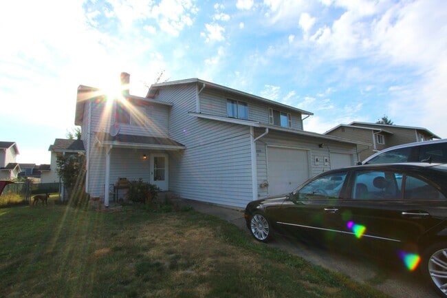Building Photo - 2019 C St SE Unit B