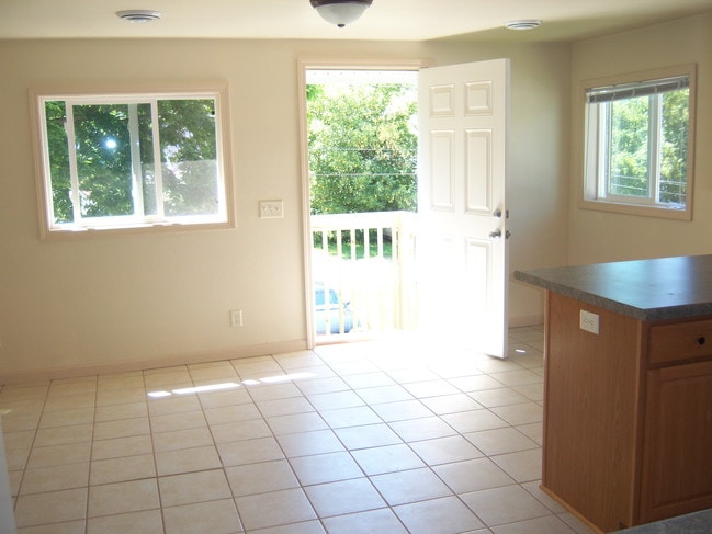 Building Photo - 1014 Oxford Ave Unit 1014.5 Oxford - 4 bedroom
