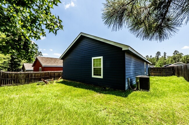 Building Photo - 114 Varsity Dr