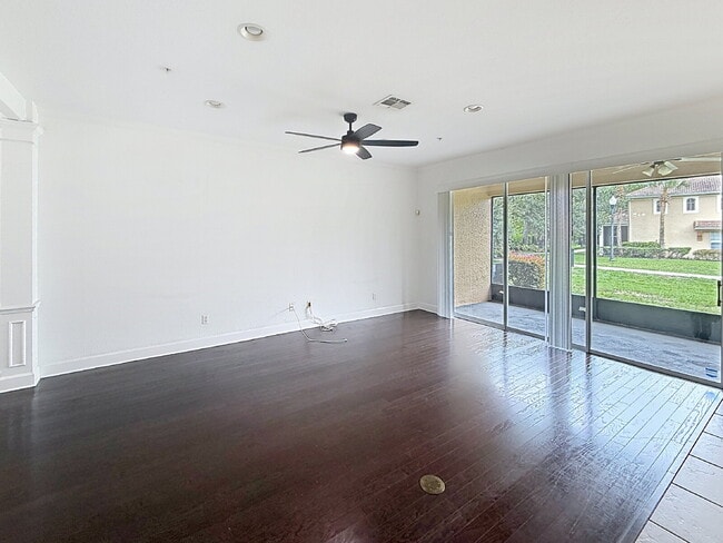 Photo - Beautiful 3 Beds and 2.5 Baths townhome with 2 car garage in Stonebridge Commons! Unidad 103