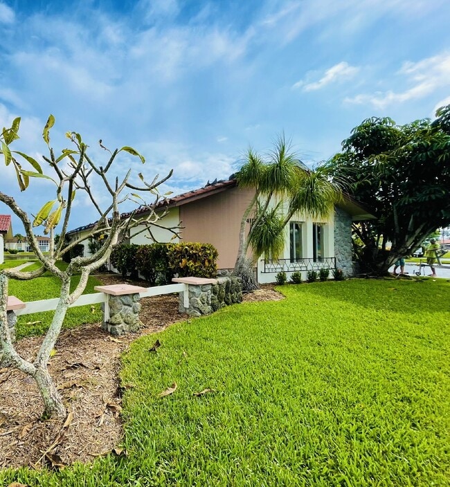 Updated 2-bedroom waterfront duplex with walk-in closets, enclosed Florida room, and canal views ... - Updated 2-bedroom waterfront duplex with walk-in closets, enclosed Florida room, and canal views ... Unit B