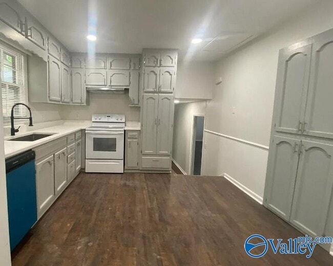 Photo - 8033 Navios Dr SE