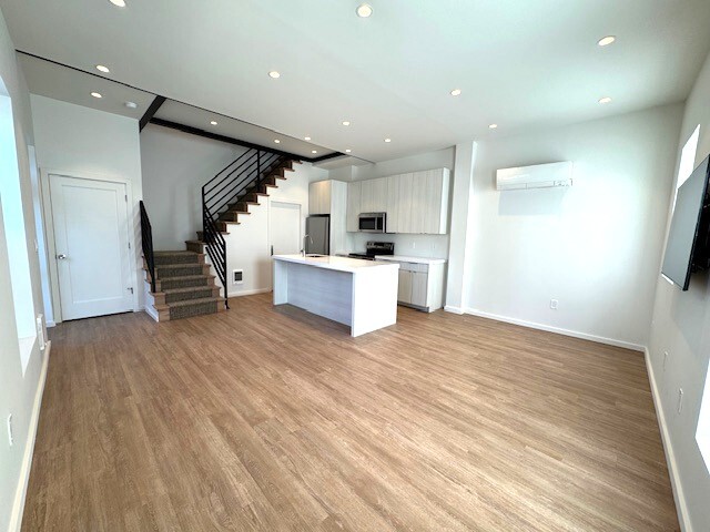 Photo - 784 Farmington Ave