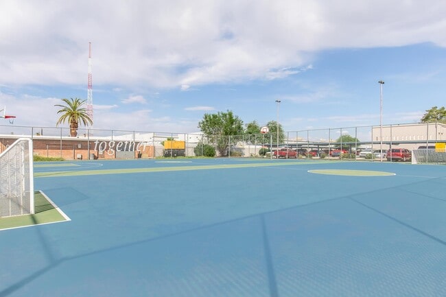 Cancha de fútbol/baloncesto - Whispering Pines